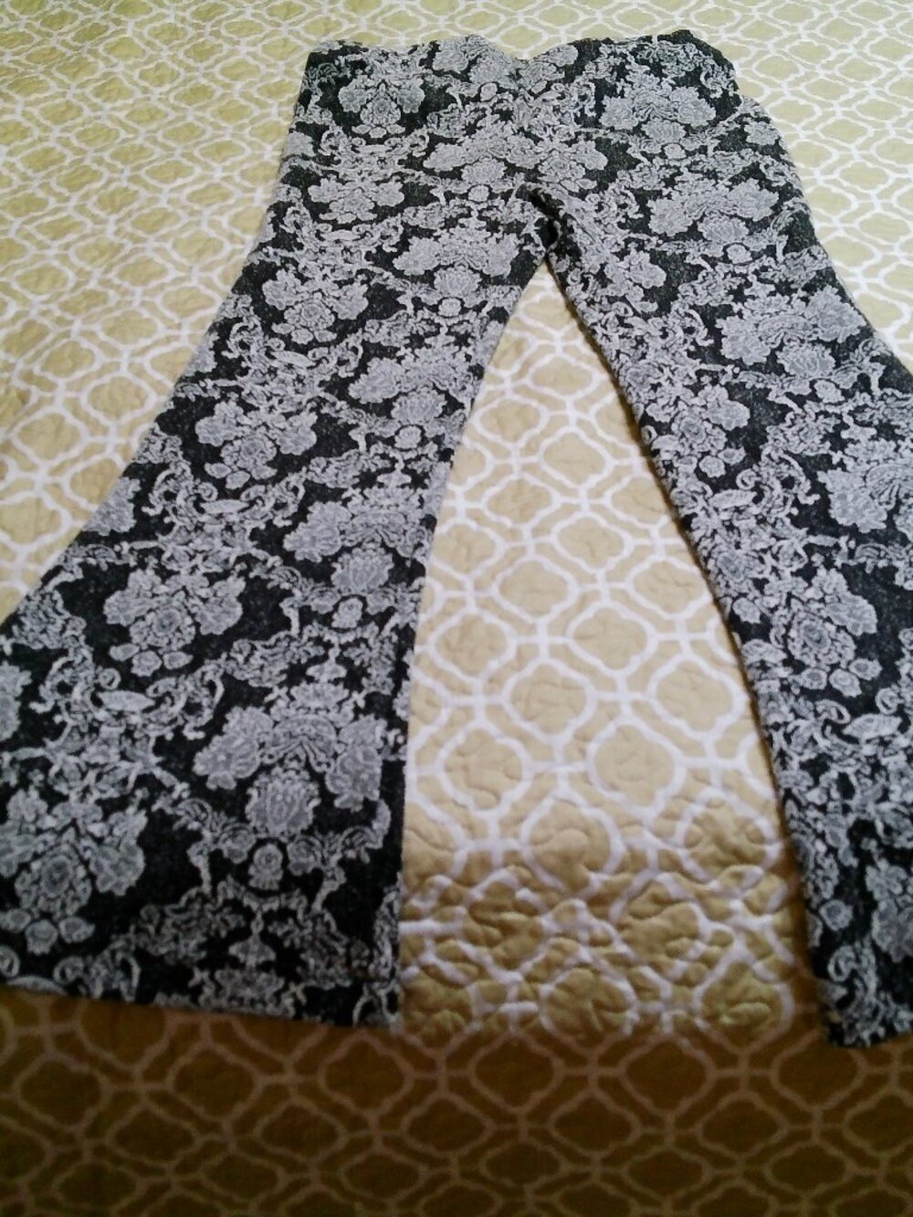 INDUSTRY BLACK AND WHITE PULL ON PANTS SIZE SMALL GOOD CONDITION